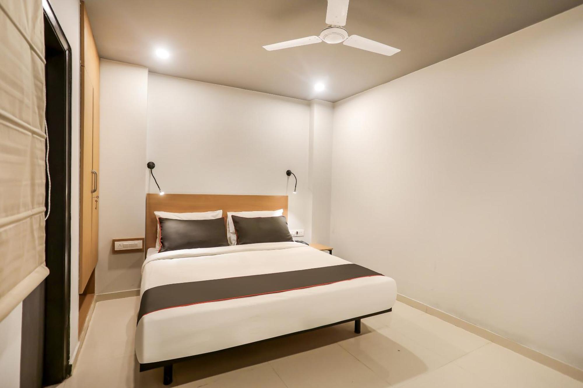 Super Collection O Le Noida Hotel Near Sector 76 Metro Station Exterior photo