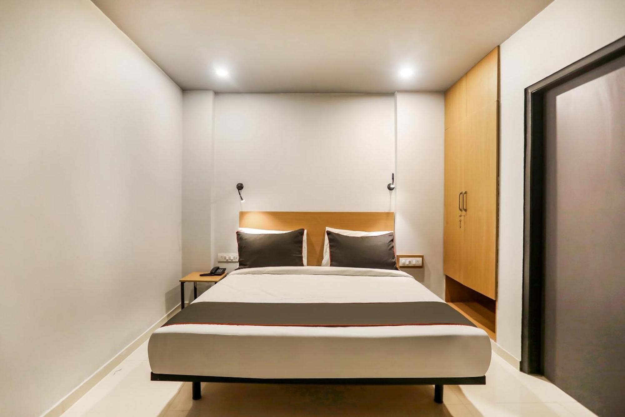 Super Collection O Le Noida Hotel Near Sector 76 Metro Station Exterior photo