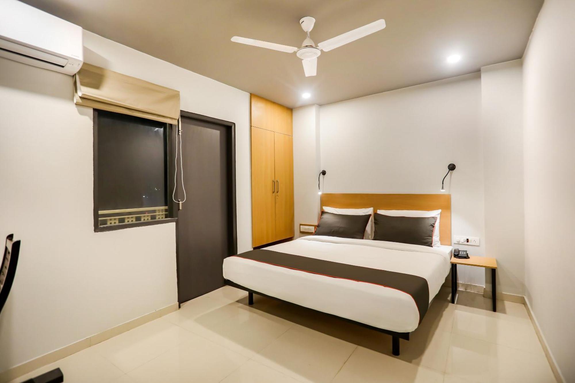 Super Collection O Le Noida Hotel Near Sector 76 Metro Station Exterior photo