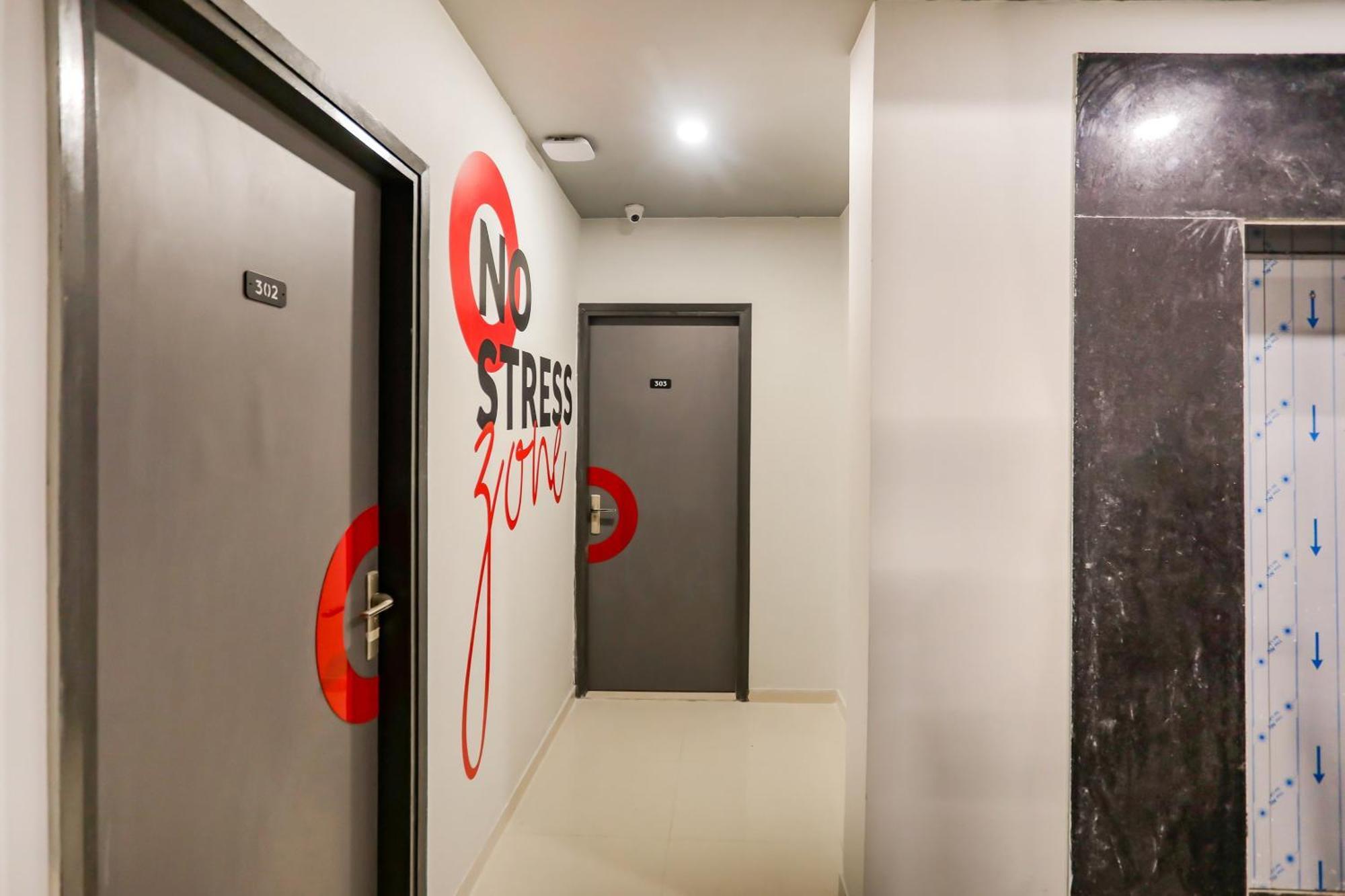 Super Collection O Le Noida Hotel Near Sector 76 Metro Station Exterior photo