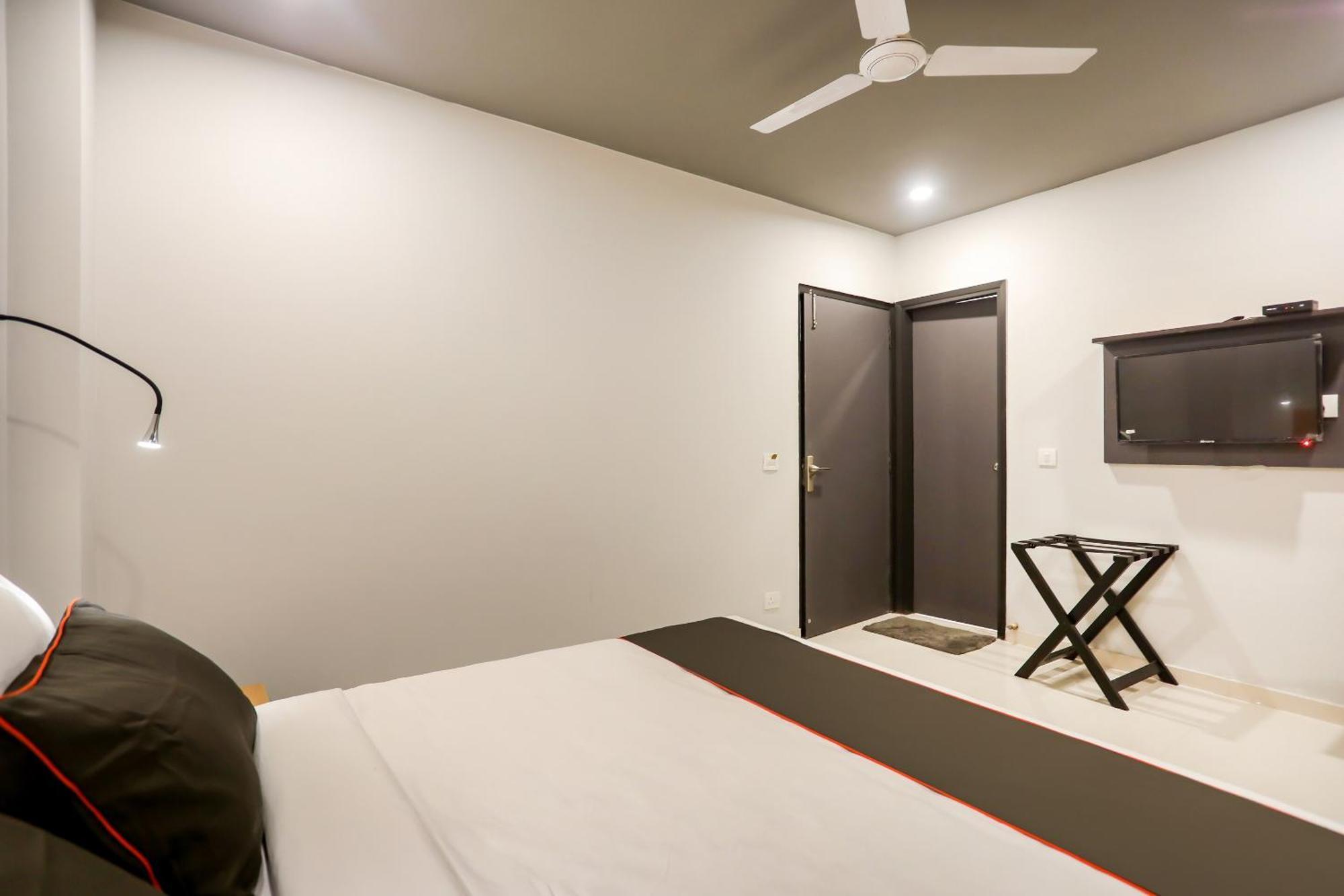 Super Collection O Le Noida Hotel Near Sector 76 Metro Station Exterior photo