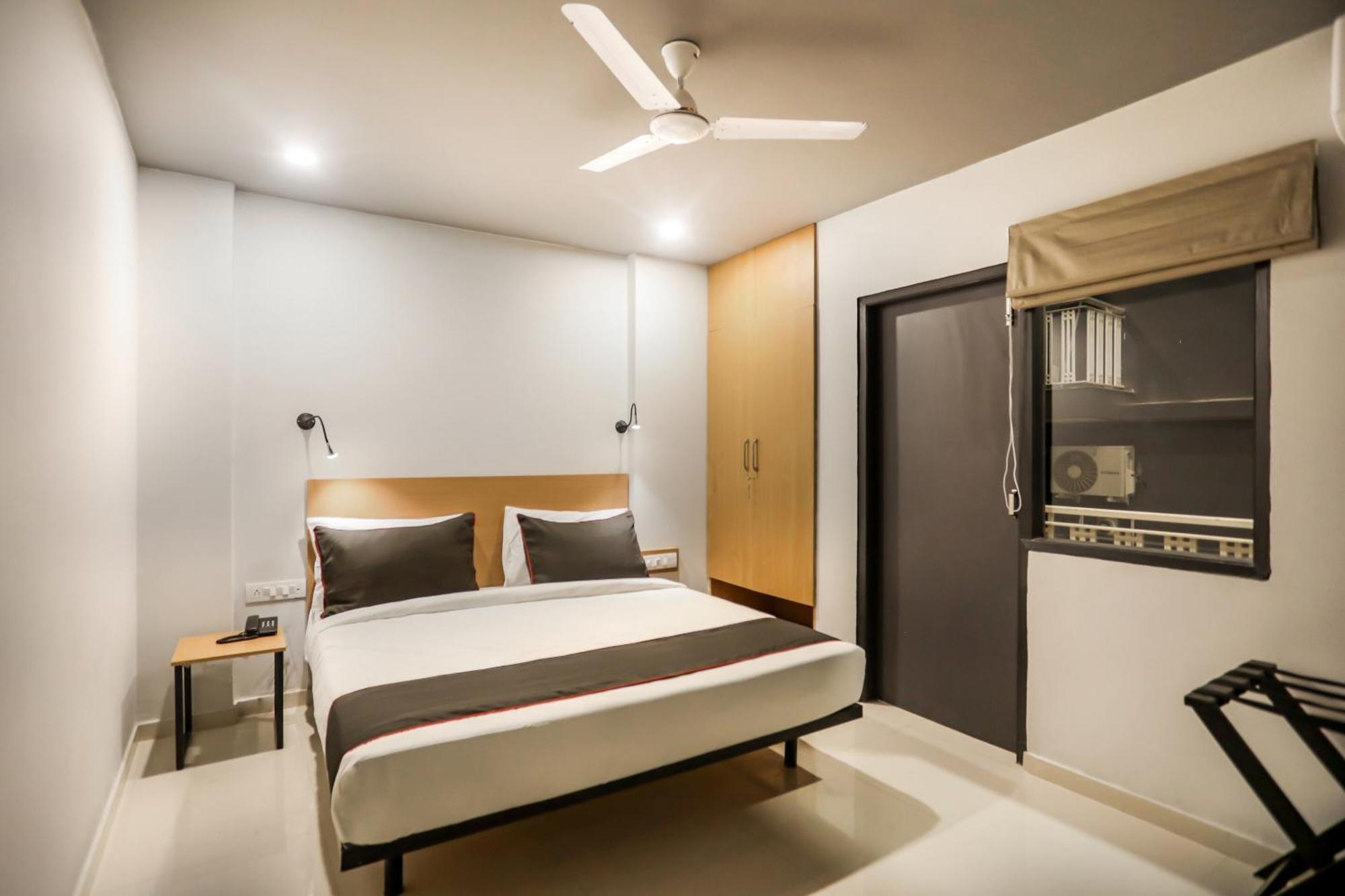 Super Collection O Le Noida Hotel Near Sector 76 Metro Station Exterior photo